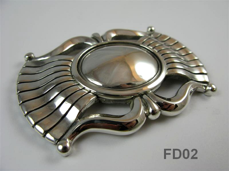 Fan Buckle with Classic Dome in Silver